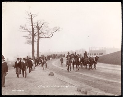 Radfahrer und pferdegezogene Kutschen an der Kurve des Riverside Drive, New York, 1896 von Byron Company